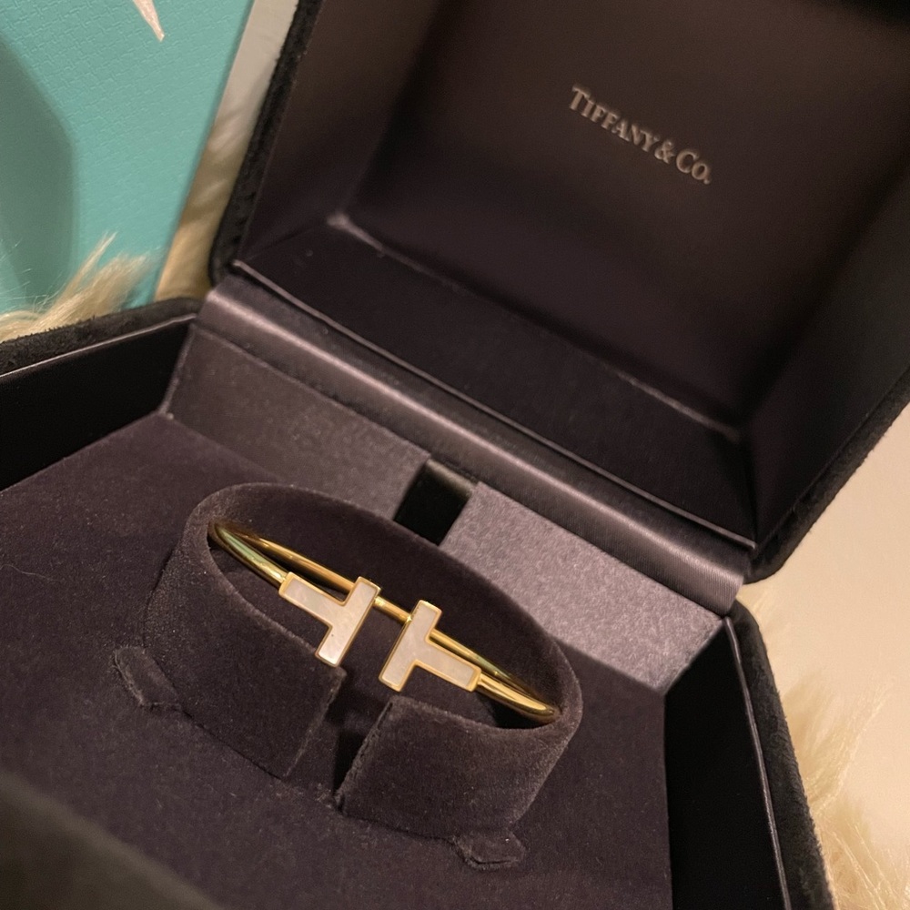Tiffany T Wire Bangle with White Mother-Of-Pearl in 18k Yellow Gold (Small)